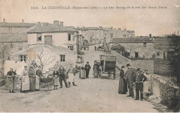 La Tessoualle * Le Bas Du Bourg Et La Rue Des Deux Ponts * Landau Pram Kinderwagen * Villageois - Autres & Non Classés