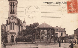 Chatellerault * La Place Du Chât... , L'église Et Le Kiosque à Musique - Chatellerault