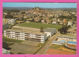 D46 - GOURDON - VUE GÉNÉRALE - AU PREMIER PLAN LE TERRAIN DE JEUX - CPM Grand Format  - Gourdon