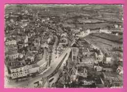 D46 - GOURDON - VUE GÉNÉRALE AÉRIENNE - TOUR DE VILLE ET AVENUE GAMBETTA - CPM Dentelée Grand Format En Noir Et Blanc - Gourdon