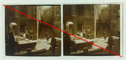 Photo Sur Plaque De Verre, Marseille, Rue, Lavoir, Fontaine, Laveuse, Lavandière, Pharmacie, Place, Années 1930. - Glass Slides