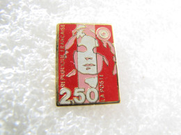 PIN'S    LA POSTE   TIMBRE  MARIANNE - Correo