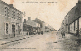 Aizenay * La Oste Et Avenue De La Gare * Villageois Enfants - Aizenay