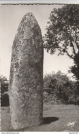 CPA  29  - HUELGOAT  MENHIR DE KERAMPEULVEN    GABY    P 700 - Dolmen & Menhirs