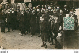 PARIS CARTE PHOTO 1907 DEVANT UN MAGASIN DE TISSUS - Autres & Non Classés