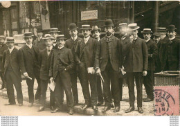 PARIS CARTE PHOTO 1906 DEVANT UN MAGASIN D'HABITS SOLDES R1 - Autres & Non Classés