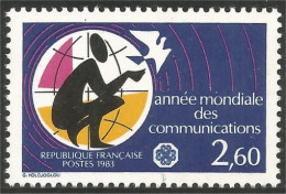 352 France Yv 2260 Année Mondiale Communications Pigeon Dove MNH ** Neuf SC (2260-1c) - Tauben & Flughühner