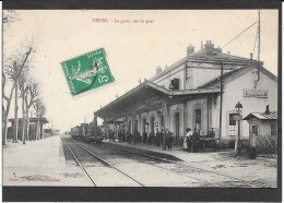42 FEURS - La Gare, Sur Le Quai - Train - Animée - Feurs