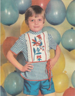 Soviet Fashion Card With The Pattern On The Backside -  Little Boy In A Fancy T-shirt - Printed 1979 - Ca. 18x14 Cm - Ohne Zuordnung