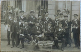 Carte Photo Groupe Musiciens En Tenue Avec Décoration Devant Panières En Parfait état - Musique