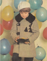 Soviet Fashion Card With The Pattern On The Backside - Little Boy With A Hat In A Coat - Printed 1979 - Ca. 18x14 Cm - Ohne Zuordnung