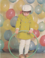 Soviet Fashion Card With The Pattern On The Backside - Little Girl With A Hat In A Coat - Printed 1979 - Ca. 18x14 Cm - Patrones