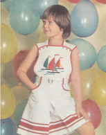 Soviet Fashion Card With The Pattern On The Backside - Little Girl In A White Dress - Printed 1979 - Ca. 18x14 Cm - Patrones