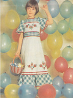 Soviet Fashion Card With The Pattern On The Backside - Little Girl In A Fancy Dress - Printed 1979 - Ca. 18x14 Cm - Patrones