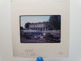 Photo Diapo Diapositive Slide TRAIN Wagon Gare De LA BARQUE FUVEAU Vers AIX En PROVENCE Wagonnet En 1974 VOIR ZOOM - Diapositives