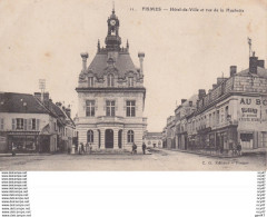 CPA (51)  FISMES.  Hôtel De Ville Et Rue De La Huchette, Animé, Commerce  Café-restaurant Au Bon Coin. ..D448 - Fismes