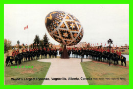 VEGREVILLE, ALBERTA - WORLD'S LARGEST PYSANKA - PHOTO HOLIDAY PHOTO - UKRAINIAN EASTER EGG - - Sonstige & Ohne Zuordnung