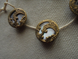 Ancien - 5 Boutons Laiton Volutes Chantournées Et Nacre 1,5 Mm Art Nouveau - Knopen