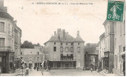 CPA  49 DOUE-LA-FONTAINE  (M.- Et L) Place De L'Hotel De Ville    Circulée  (1342) - Doue La Fontaine