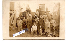 CARTE PHOTO - GROUPE D'HOMMES AUTOUR D'UN ENGIN SNCF - AU DOS ECRIT: MON METIER DE LA VOIE FERREE - Other & Unclassified