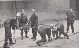 POMPIERS  -  ENROULEMENT  DES  TUYAUX  -  CPA  ANIMEE  DE  1913. - Bombero