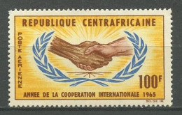 CENTRAFRICAINE 1964 PA N° 29 ** Neuf MNH Superbe C 2.20 € Année De La Coopération Internationale Mains Gerbe - Central African Republic