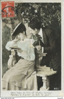 Portrait Couple Sur Un Banc - Vous Lisez Un Livre Où Chante L'amour; Fermez-le, D'aimer Se Lève Le Jour! - Couples