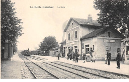 77 .n° 108919 .  La Ferte Gaucher . Train .la Gare  .vue Generale . - La Ferte Gaucher