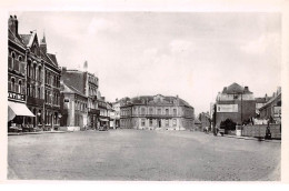 59 .n° 110000 . Caudry . La Place Et La Mairie .cpsm . - Caudry