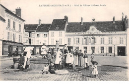 77 .n° 110277 . La Ferte Gaucher . Hotel De Ville Et Le Grand Bassin .epicerie Tabac . - La Ferte Gaucher