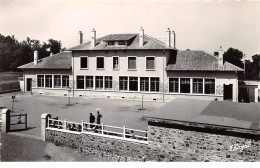 87 .n° 110446 .  Saint Mathieu . La Forge Et L Ecole . Cpsm . - Saint Mathieu