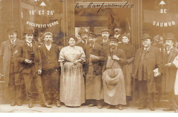 60 - N°64872 - PRECY-SUR-OISE - Mme Ménard, Entourée D'hommes Devant Un Café  - Carte Photo - Précy-sur-Oise