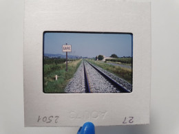Photo Diapo Diapositive Slide TRAIN Signaux Signalisation PANCARTE GARE & Poteau Hectométrique En 1973 VOIR ZOOM - Diapositives