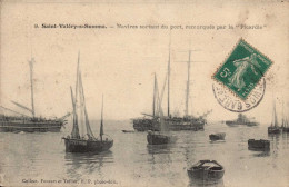 80 , Cpa  SAINT VALERY Sur SOMME , 9 , Navires  Sortant  Du Port , Remorqués Par La Picardie  (2940) - Saint Valery Sur Somme