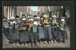 AK Marken, Kinder In Niederländischer Tracht Mit Sticknadeln Und Wolle  - Ohne Zuordnung