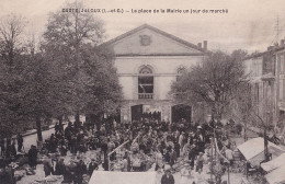 R17-47) CASTELJALOUX - LA PLACE DE LA MAIRIE UN JOUR DE MARCHE - ANIMEE - HABITANTS - ( 2 SCANS )  - Casteljaloux