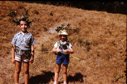 Photo Diapo Diapositive Slide à Situer Couple D'Enfants Déguisés à La Campagne VOIR ZOOM - Diapositives