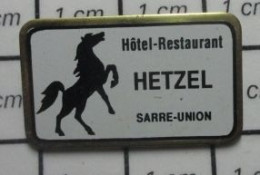 713c Pin's Pins / Beau Et Rare : ALIMENTATION / RESTAURANT HOTEL HETZEL SARRE-UNION CHEVAL CABRE - Levensmiddelen