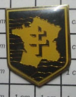 713c Pin's Pins / Beau Et Rare : MILITARIA / INSIGNE FRANCE LIBRE CROIX DE LORRAINE - Army