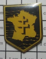 713c Pin's Pins / Beau Et Rare : MILITARIA / INSIGNE FRANCE LIBRE CROIX DE LORRAINE - Militares