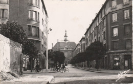 LA COURNEUVE LA MAIRIE AU FOND AVENUE DE LA REPUBLIQUE CPSM 9X14 TBE - La Courneuve