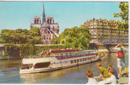 75 - PARIS - LA SEINE ET LE BATEAU MOUCHE 1954 ET SECOND PLAN  L'ABSIDE DE NOTRE-DAME DE PARIS - - La Seine Et Ses Bords