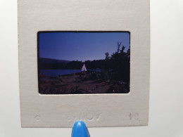 Photo Diapo Diapositive Slide à Situer Plage Baignade Rochers Voilier En 1963 VOIR ZOOM - Diapositives