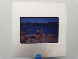 Photo Diapo Diapositive Slide à Situer Plage Baignade Rochers Voiliers Baigneuses En 1963 VOIR ZOOM - Diapositives