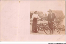 CAR-AASP6-0433 - FRANCE - CARTE PHOTO - A IDENTIFIER  - UN HOMME ET UNE FEMME A VELO - Foto's