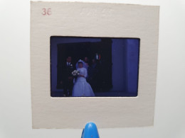 Photo Diapo Diapositive Slide MARIAGE à Situer Couple De Jeunes Mariés En 1963 VOIR ZOOM - Diapositives (slides)