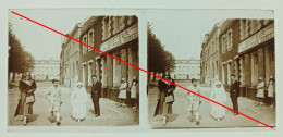 Photo Sur Plaque De Verre, Commerce, Salon De Coiffeur, Habitation, Place, Femme, Enfant, Homme, Communiante, Année 1930 - Glass Slides