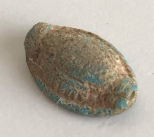 Très Petite Amulette Scarabée Verdâtre En Forme De Coquille - Égypte Ancienne, Basse époque, 664-332 BC - Archäologie