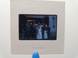 Photo Diapo Diapositive Slide à Situer MARIAGE Jeunes Mariés Et La Famille Devant Une Eglise En 1965 VOIR ZOOM - Diapositives