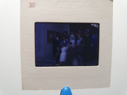 Photo Diapo Diapositive Slide à Situer MARIAGE Mariés Avec La Famille Devant Mairie Ou Eglise En 1963 VOIR ZOOM - Diapositives